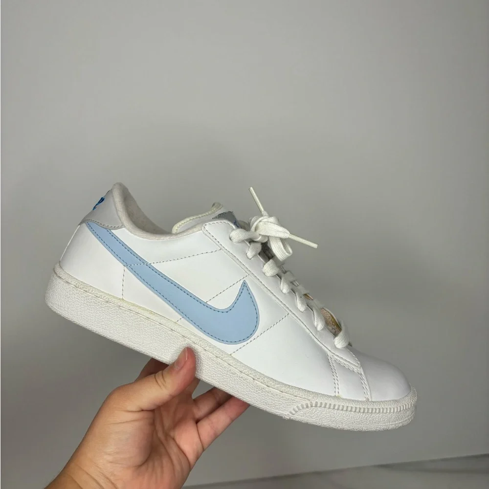 Y2Kwomen's Nike White and Blue Sneakers size‎ 8
